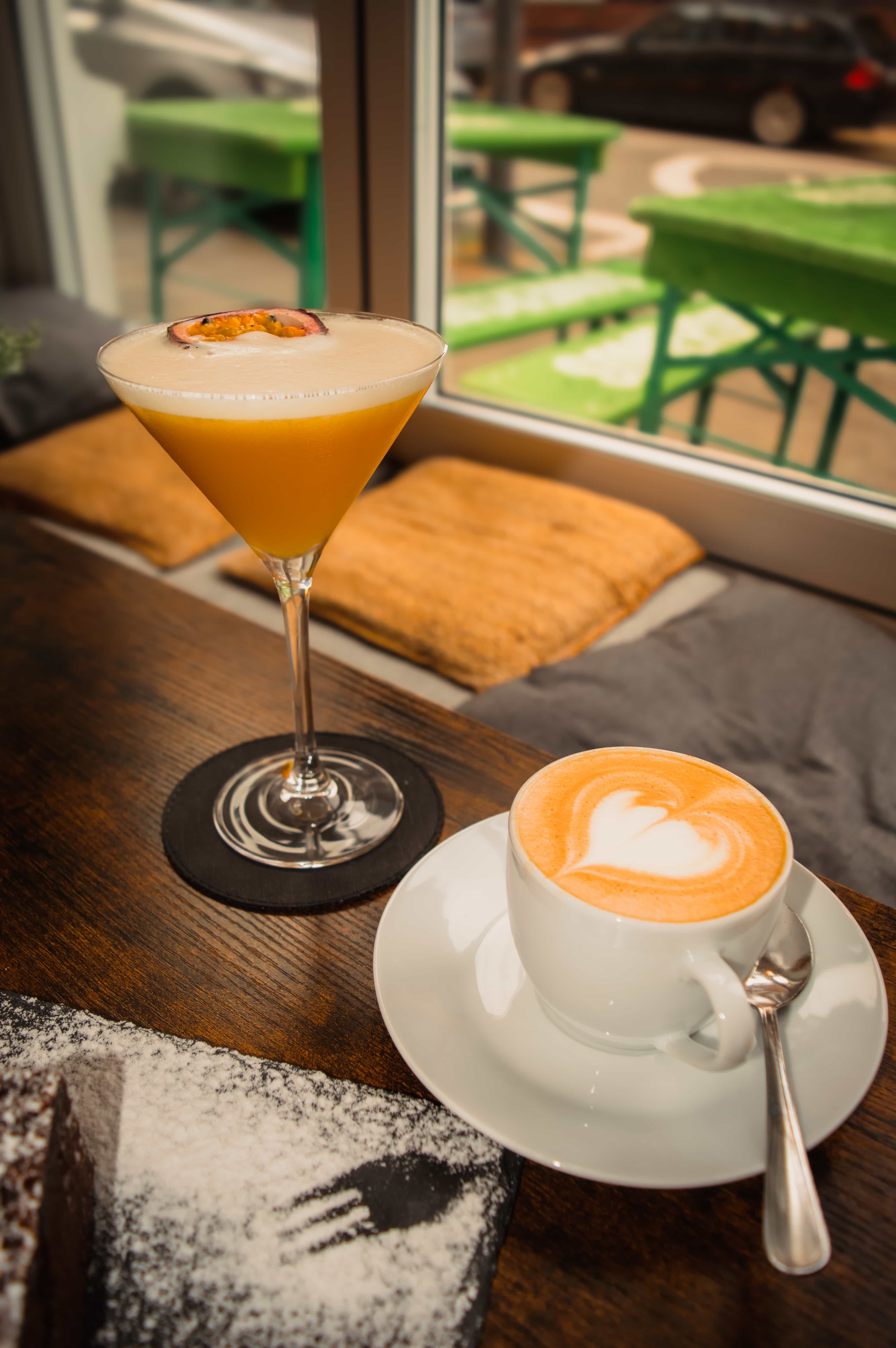 Espresso & Martini Kiel - Frisch gebackene Kuchen in der Vitrine